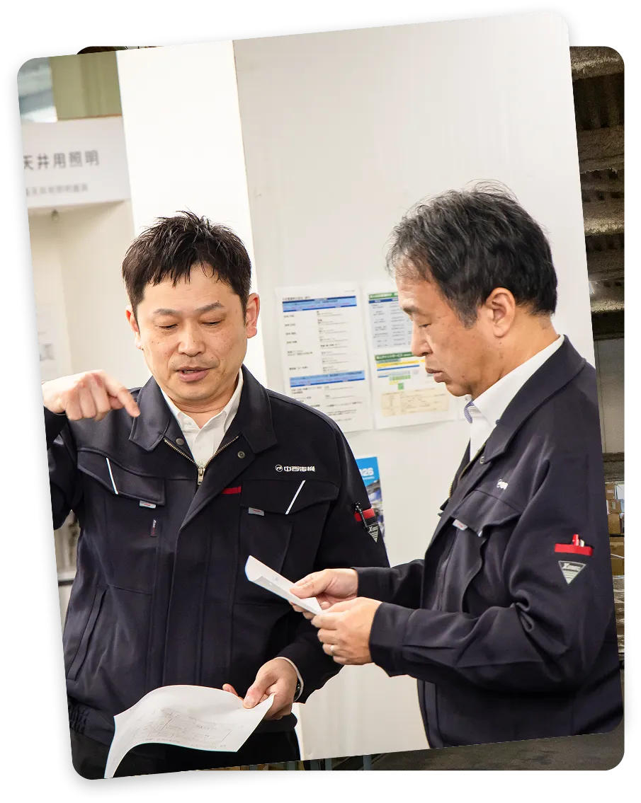 資料を確認しながら打ち合わせを行う社員の様子