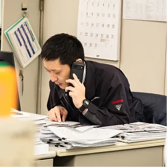 電話でお客様対応を行う社員