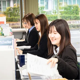 社内で書類整理を行う事務社員