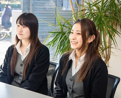 社内で打ち合わせを行う女性社員