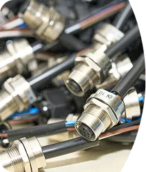 電気配線用コネクタとケーブルのクローズアップ