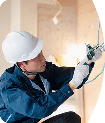 住宅内で配線工事を行う作業員