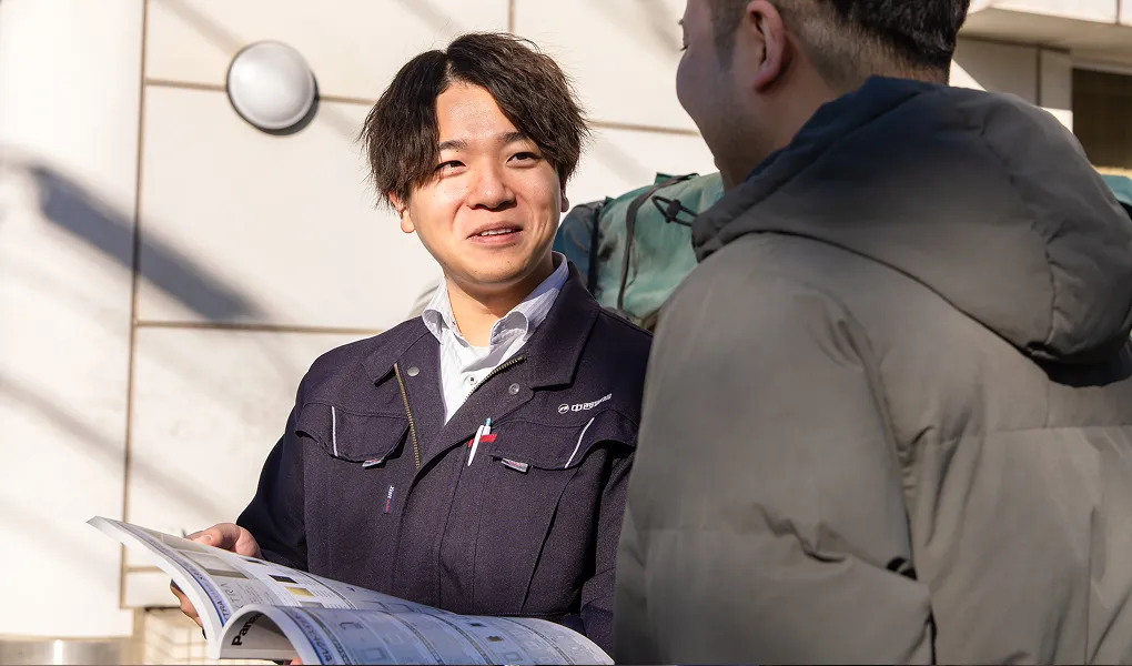 現地でお客様と打ち合わせを行う社員