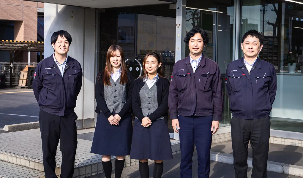 本社前に並ぶ社員の集合写真