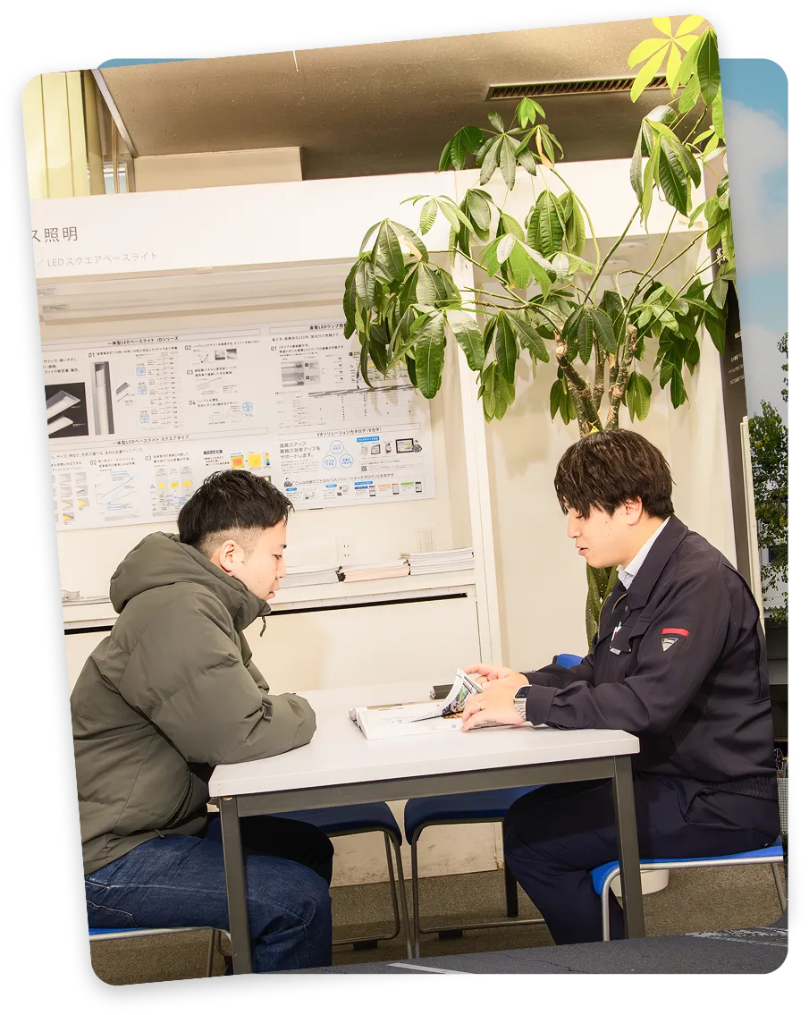 お客様と商談をする社員の様子