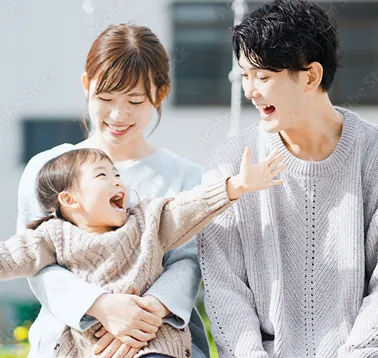 笑顔で子どもと過ごす家族の様子