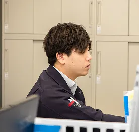 社内で業務に集中する若手社員