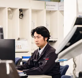 オフィスで事務作業をする社員