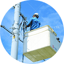 高所作業車で電柱の設備点検を行う作業員