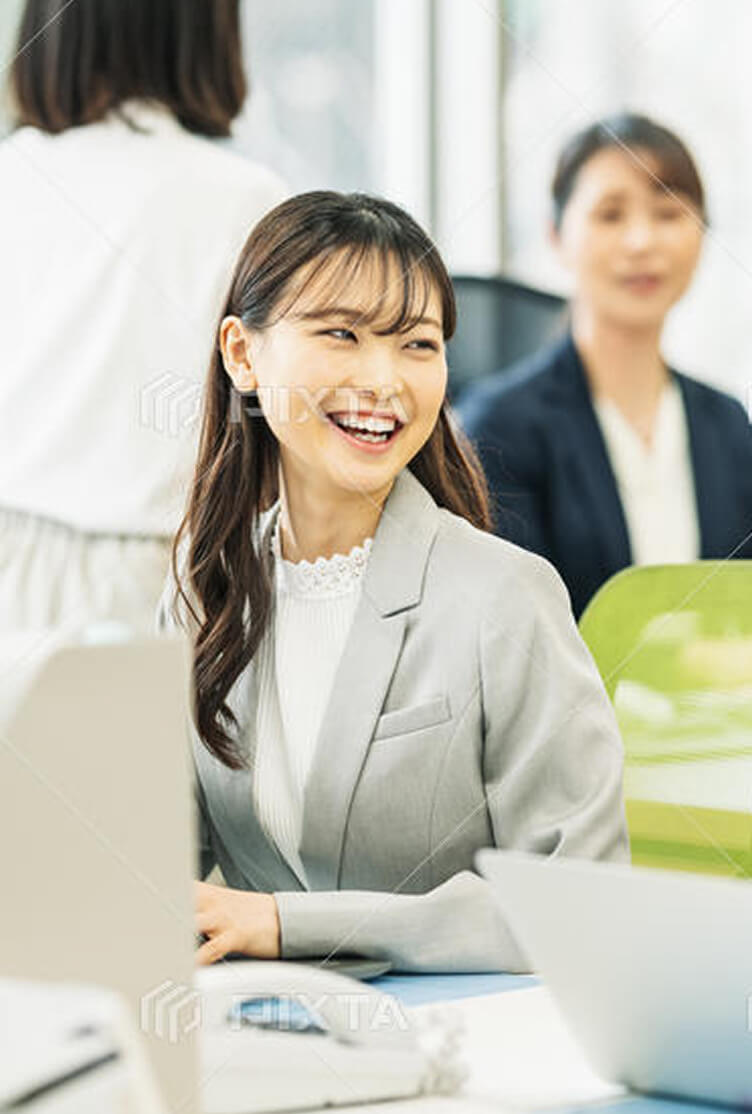 オフィスで笑顔を見せる女性社員