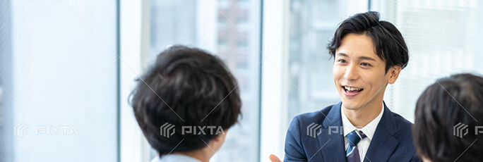 面談中に笑顔で話す男性社員