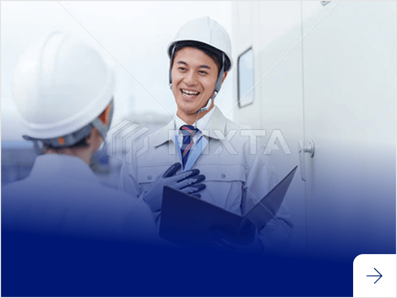 ヘルメットを着用し打ち合わせを行う作業員