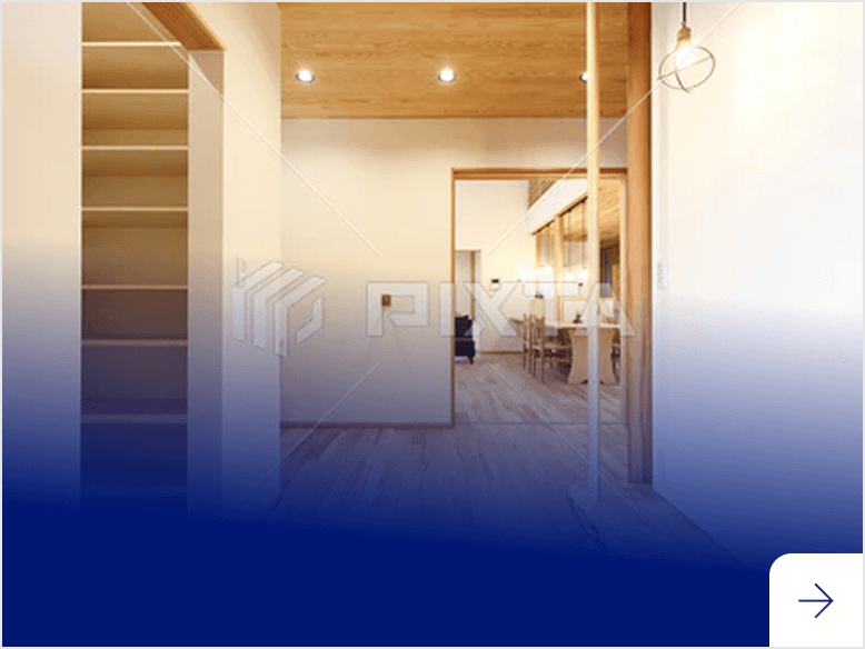 木の温もりを感じる明るい住宅の室内空間