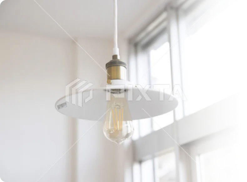 室内に設置されたシンプルなデザインの照明器具