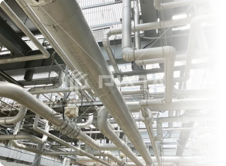 工場内に張り巡らされた配管設備とダクトの様子