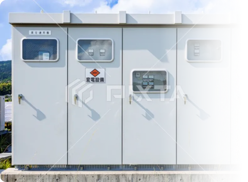 屋外に設置された受変電設備の制御盤