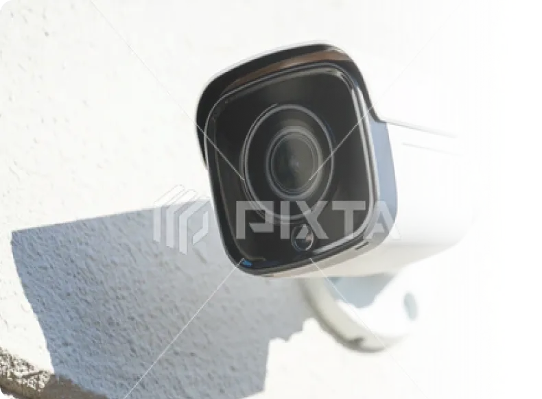 建物の外壁に設置された防犯カメラ