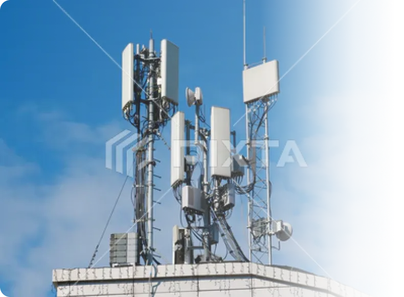 建物屋上に設置された通信基地局のアンテナ設備