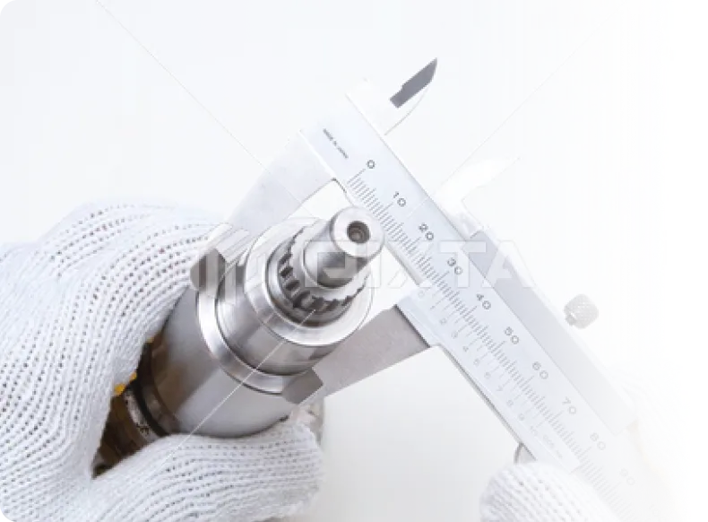 ノギスで金属部品を測定する精密加工の様子