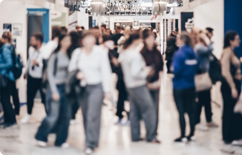 多くの人が行き交うイベント会場の様子